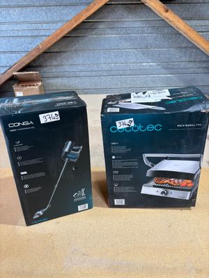 deux cartons contenant chacun un ordinateur portable, posés sur une table