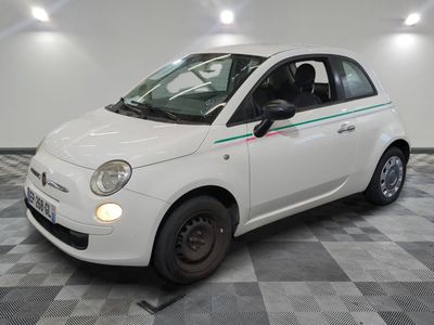 la photo d'une petite voiture blanche garée dans un garage