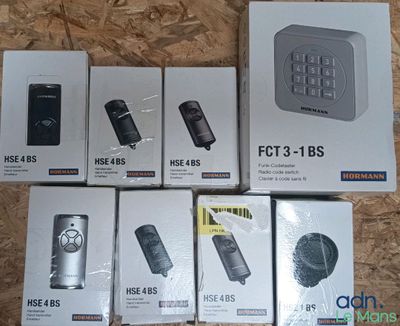 Plusieurs boîtes contenant des gadgets électroniques sont posées sur une surface en bois.