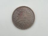 une pièce d'argent portant l'inscription « 5 franos »