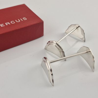paire de boucles d'oreilles manchette plaquées argent au design incurvé, présentées dans un coffret cadeau