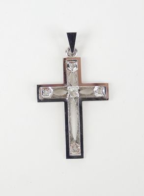 un gros plan d'une croix sur fond blanc