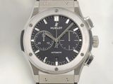 une montre au cadran noir, montée sur un bracelet en cuir noir