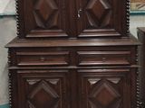 une armoire en bois surmontée d'une horloge