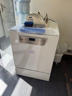 un lave-vaisselle blanc et un distributeur d'eau dans une cuisine