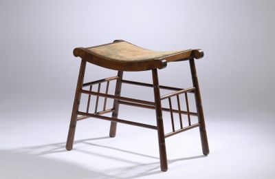 une image représentant un tabouret en bois avec une assise en cuir, sur fond blanc