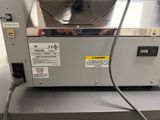 une machine posée sur une table
