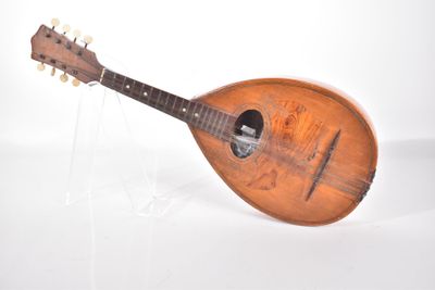 une mandoline posée sur une surface blanche