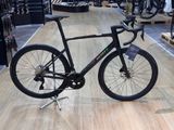 un vélo posé sur un support dans un magasin