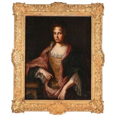portrait d'une femme en robe rouge, assise sur un banc