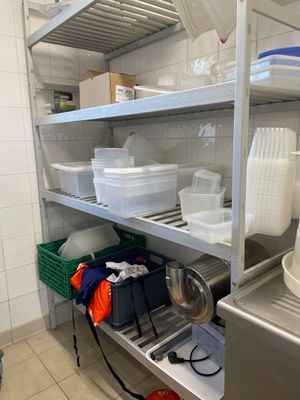 de nombreux plats sur les étagères de la cuisine