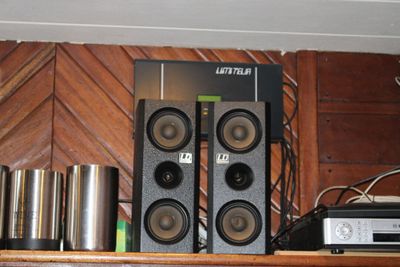une étagère sur laquelle sont posés des haut-parleurs et une chaîne hi-fi