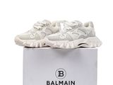 une boîte blanche sur laquelle est posée une paire de baskets