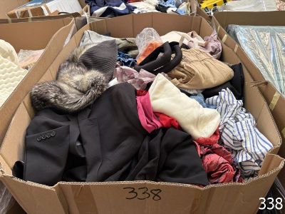 une boîte en carton remplie de vêtements et d'autres objets