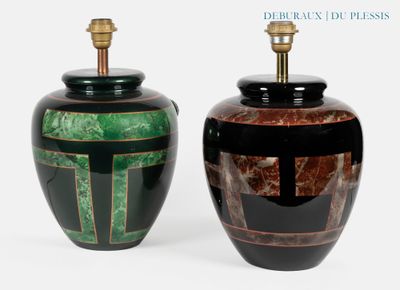 deux vases posés côte à côte sur une surface blanche