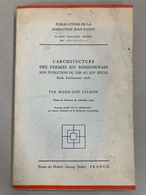 un vieux livre bordé de rouge, posé sur une table