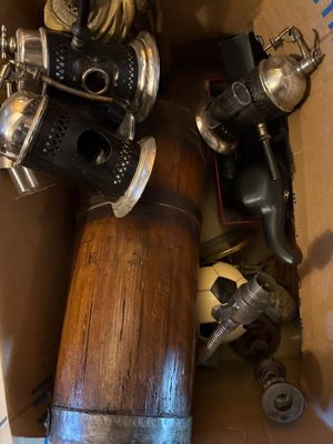 Lot d’objets divers dont percolateurs et porte cigarettes. - Photo 1