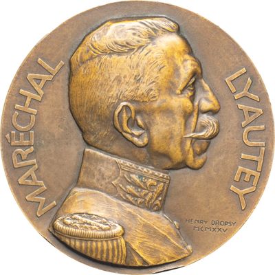 une image représentant une médaille de bronze sur laquelle figure le visage d'un homme