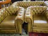 deux canapés en cuir et un fauteuil dans un salon