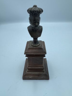 an image of a statue of a man with a hat on top of a pedestal