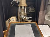 une machine posée sur une table dans une pièce