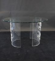 Table ronde en verre.