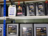 many different types of motor oil on the shelves