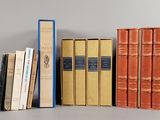 Plusieurs livres sont alignés les uns à côté des autres sur une étagère
