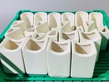 beaucoup de tasses blanches dans une caisse verte