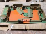 une maquette en carton représentant une table sur laquelle se trouve une horloge
