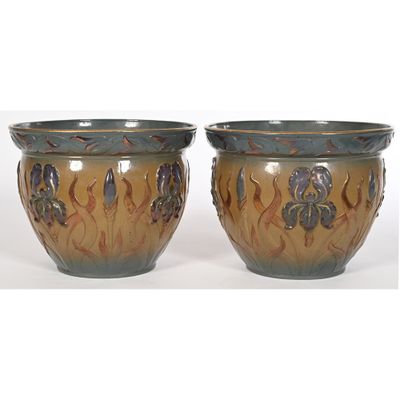 deux vases posés l'un à côté de l'autre sur une surface blanche