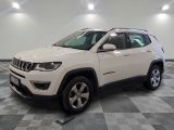La Jeep Compass blanche est garée sur un sol en carrelage à damier.