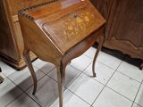 un petit bureau en bois surmonté d'un tiroir