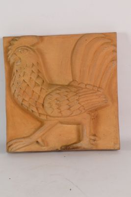des sculptures représentant un oiseau et un coq sont exposées sur une surface blanche