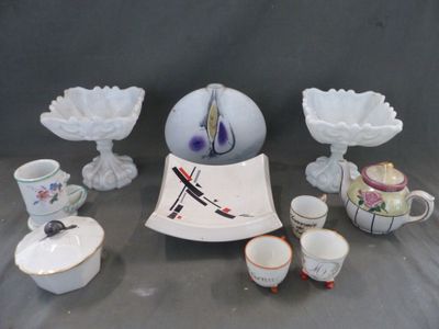 de nombreuses œuvres d'art différentes exposées sur la table
