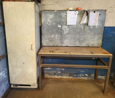 un réfrigérateur et une table dans une pièce aux murs bleus