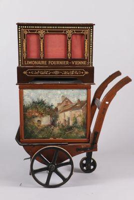 miniature de maison de poupée représentant une charrette avec une peinture à l'arrière