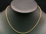 un collier à chaîne en or sur un mannequin mannequin mannequin mannequin mannequin mannequin mannequin mannequin mannequin mannequin