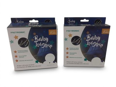 Deux boîtes de lotion pour bébé sont posées côte à côte sur une surface blanche