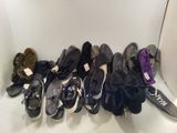 de nombreuses paires de chaussures alignées sur une étagère