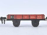 trois wagons rouges alignés sur les rails