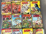 une pile de bandes dessinées posées les unes à côté des autres sur une table