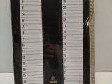 une photo d'une table sur laquelle se trouve un calendrier