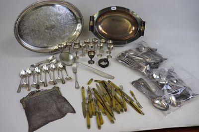 une table avec beaucoup d'argenterie