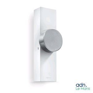 une image montrant un gros plan d'un interrupteur fixé au mur