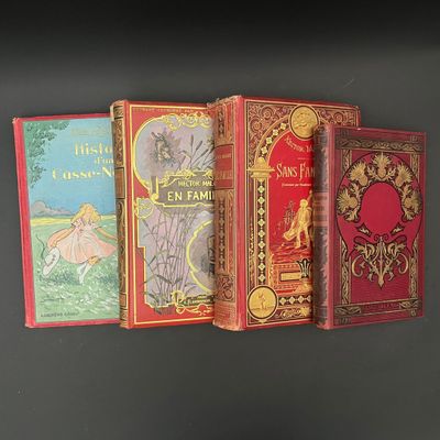 cinq livres alignés les uns à côté des autres sur une étagère