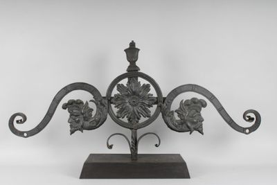 grand fléau de balance en fer à décor de personnages barbus … - Photo 1