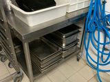 une cuisine équipée d'un évier et d'un plan de travail, avec beaucoup de vaisselle