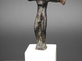 une image représentant une statue d'un homme les bras tendus