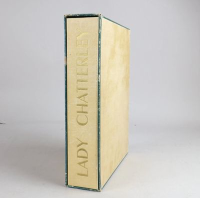 un vieux livre à la couverture jaune posé sur une surface blanche